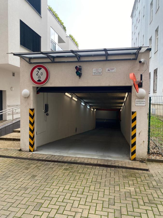 The Elite Suite II Downtown Ac & Garage Parking Bratislava Luaran gambar