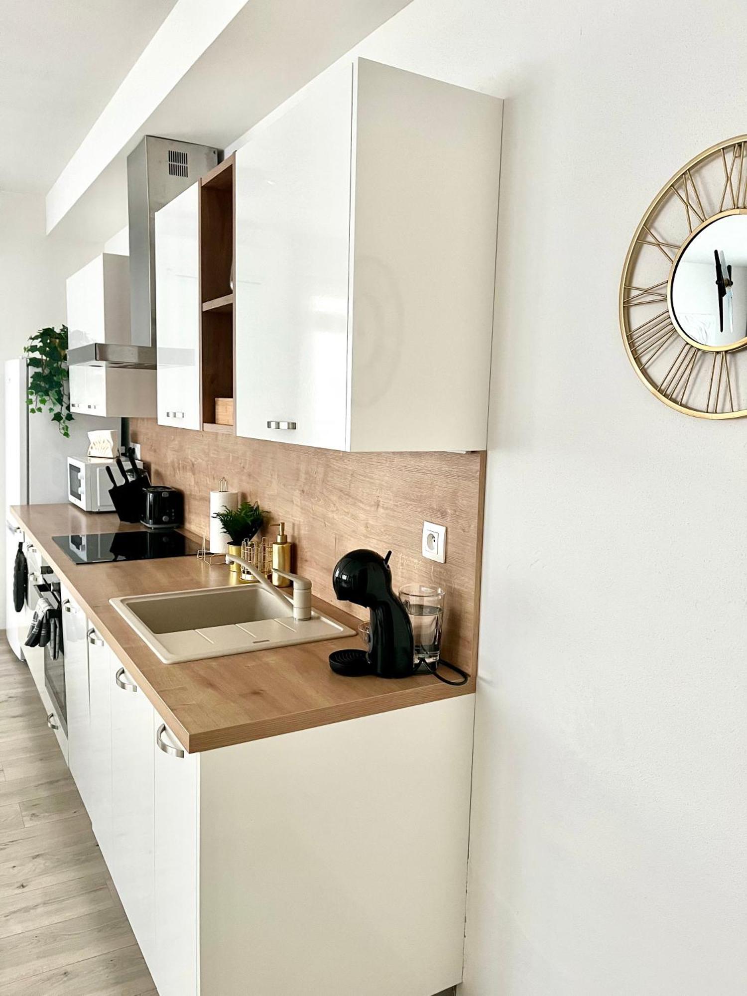 The Elite Suite II Downtown Ac & Garage Parking Bratislava Luaran gambar