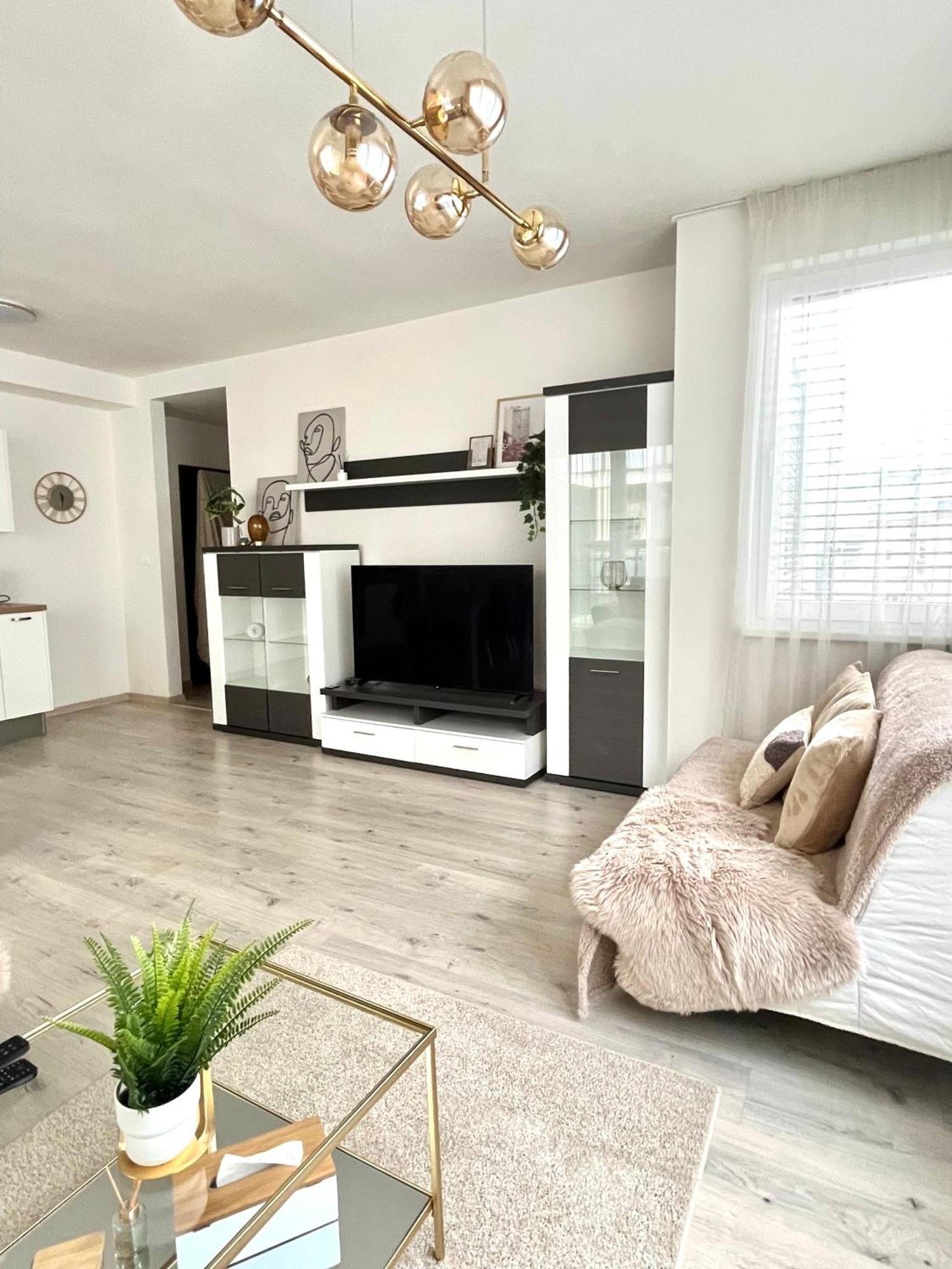 The Elite Suite II Downtown Ac & Garage Parking Bratislava Luaran gambar