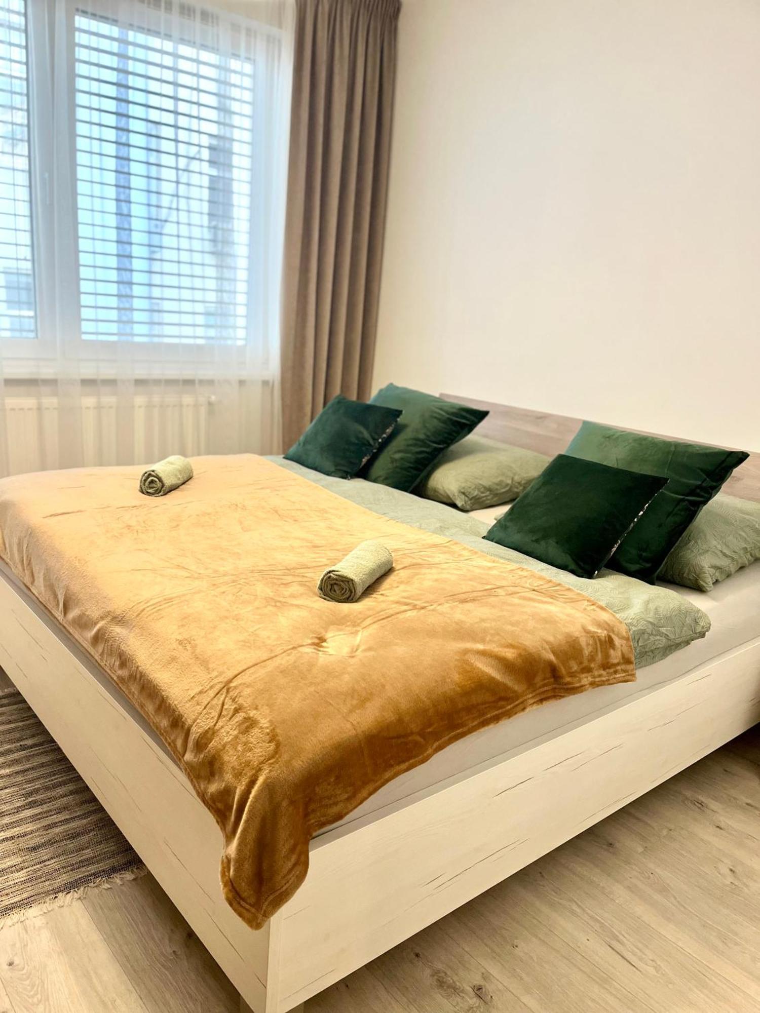 The Elite Suite II Downtown Ac & Garage Parking Bratislava Luaran gambar