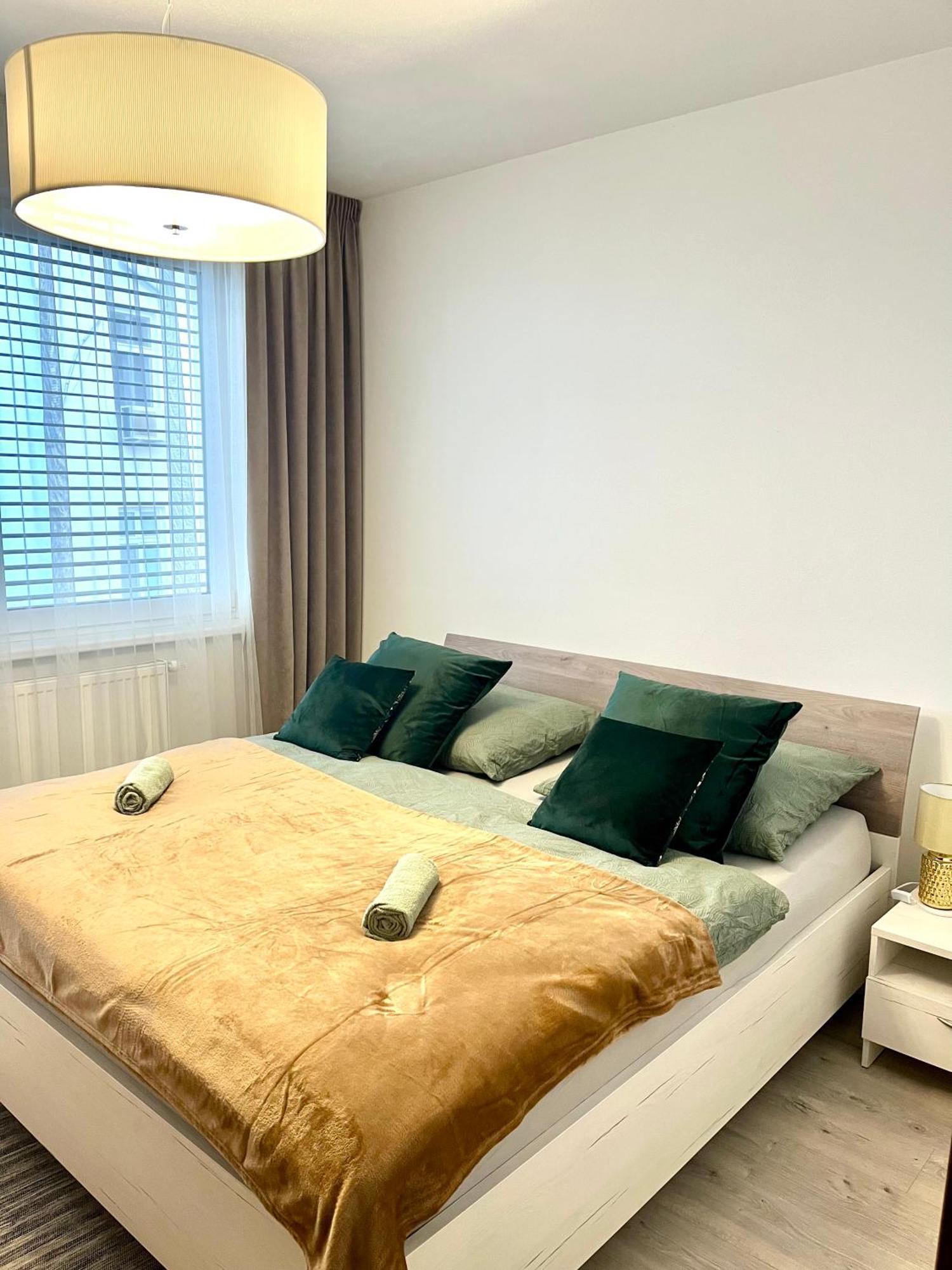 The Elite Suite II Downtown Ac & Garage Parking Bratislava Luaran gambar