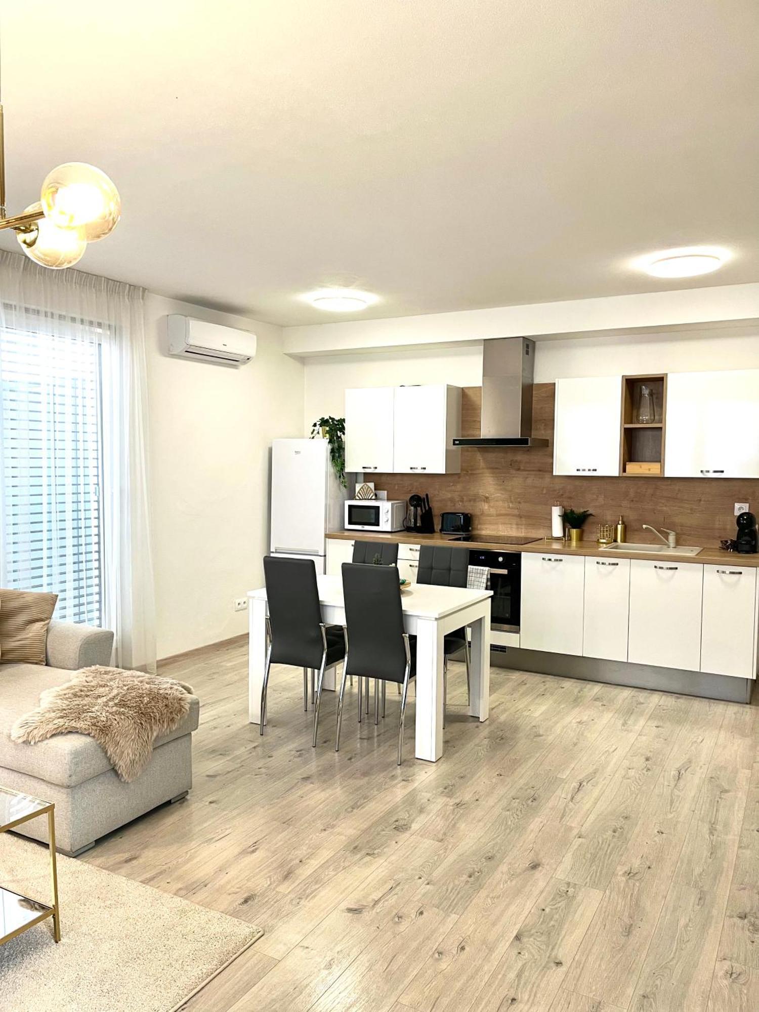 The Elite Suite II Downtown Ac & Garage Parking Bratislava Luaran gambar