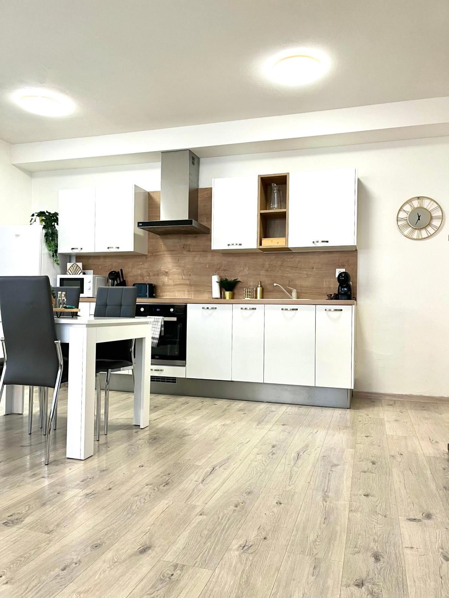 The Elite Suite II Downtown Ac & Garage Parking Bratislava Luaran gambar