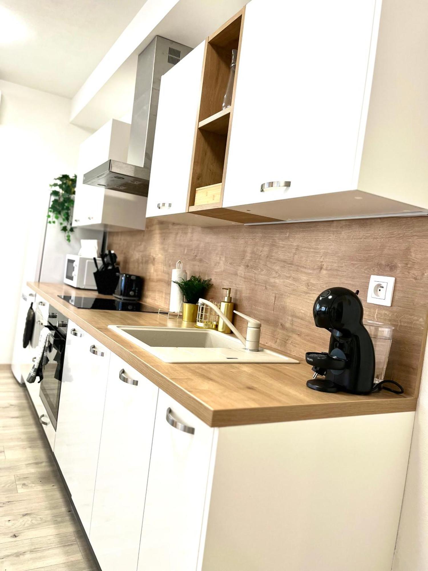 The Elite Suite II Downtown Ac & Garage Parking Bratislava Luaran gambar