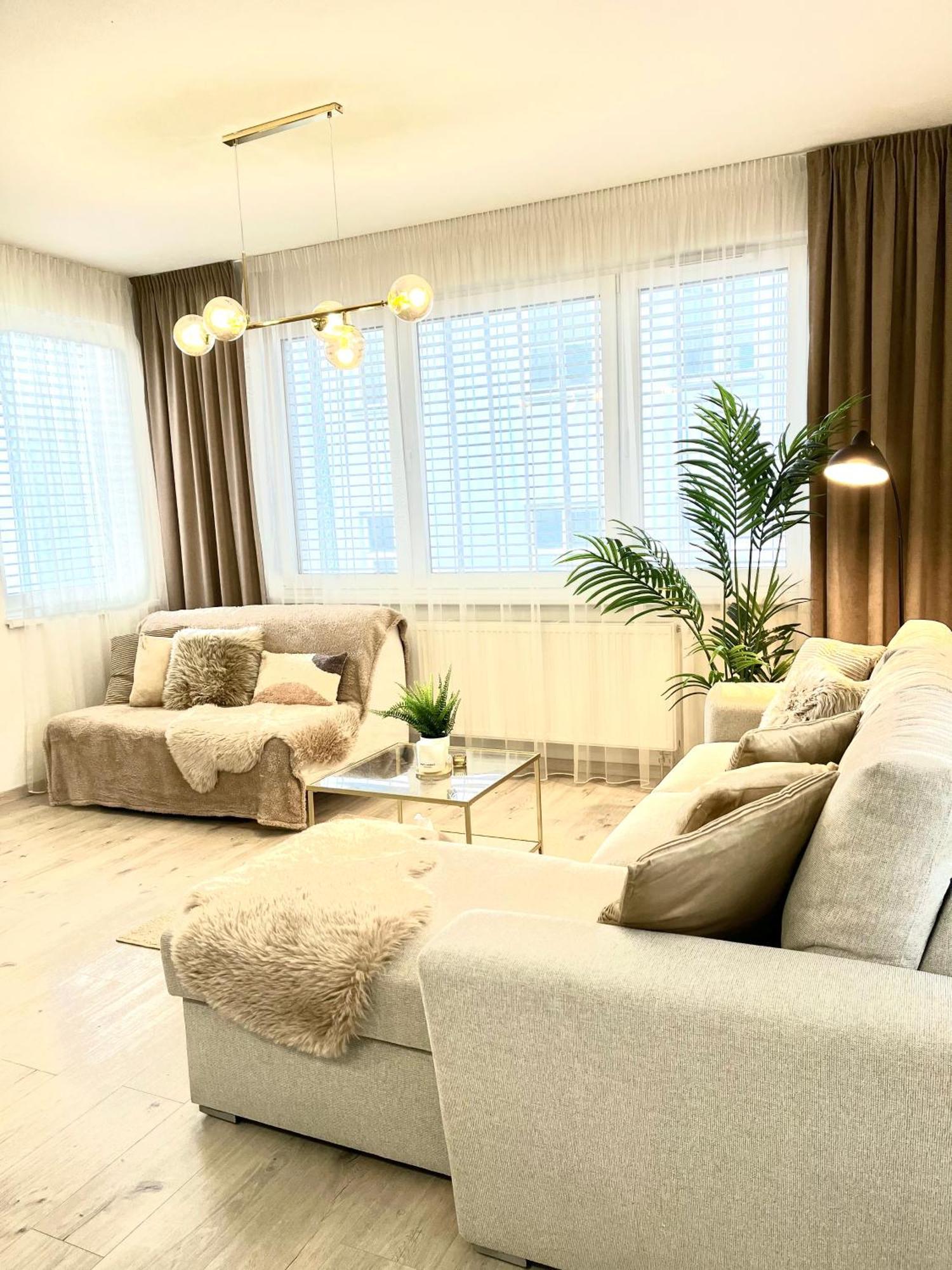 The Elite Suite II Downtown Ac & Garage Parking Bratislava Luaran gambar
